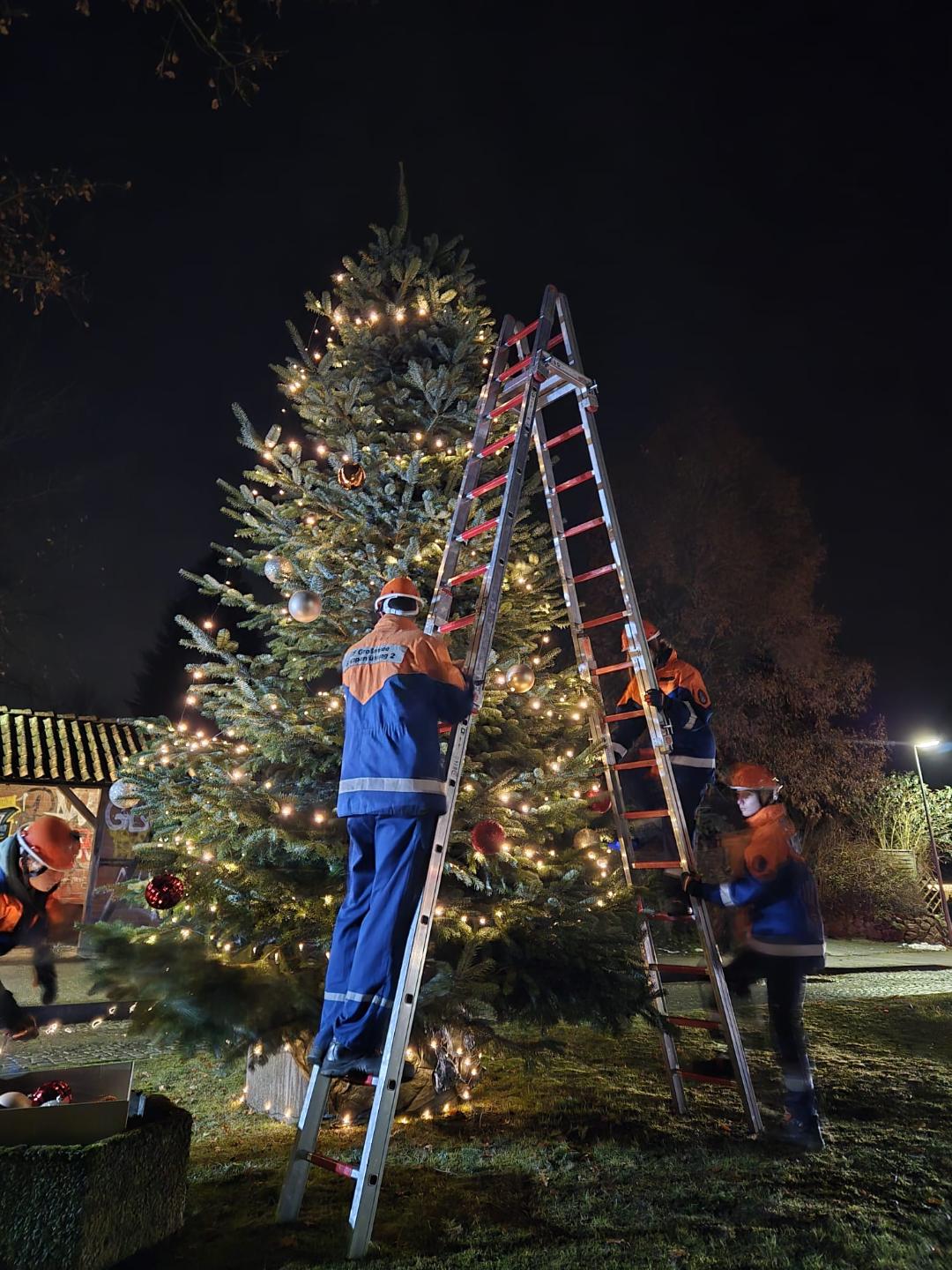Du betrachtest gerade Ein funkelnder Weihnachtsbaum im Ortskern von Großensee auch 2025